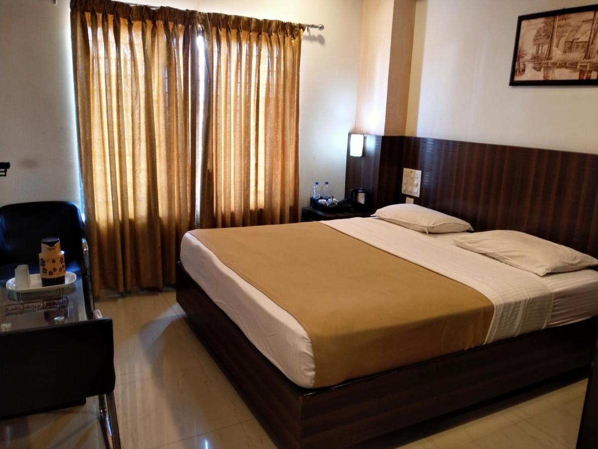 מניפלה Hotel Green Park Suites מראה חיצוני תמונה