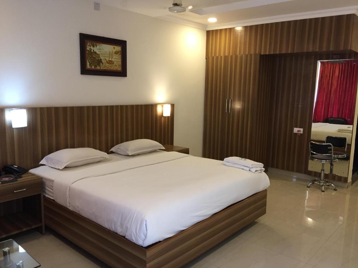 מניפלה Hotel Green Park Suites מראה חיצוני תמונה